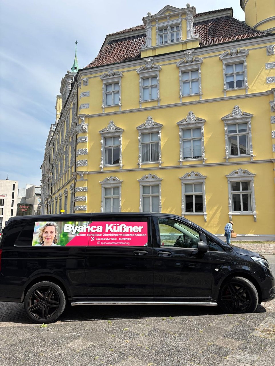 Foliertes Wahlkampfauto vor dem Oldenburger Schloss