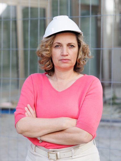 Byanca Küßner mit Bauhelm auf einer Baustelle