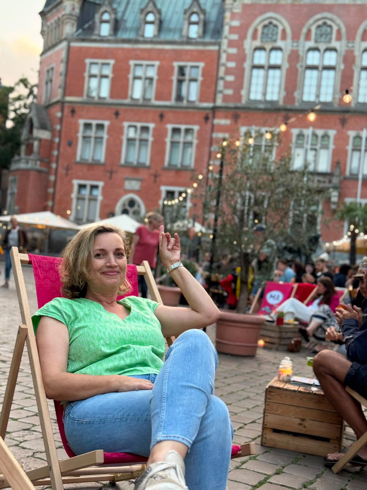 Byanca Küßner im Liegestuhl auf dem Rathausmarkt vor dem Oldenburger Rathaus